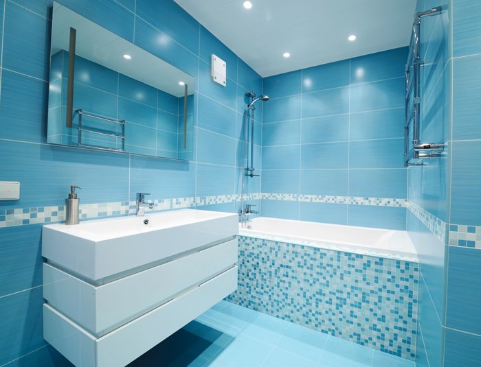 Нельзя выбирать плитку в ванную только по цвету. Фото: vents-mag.com.ua