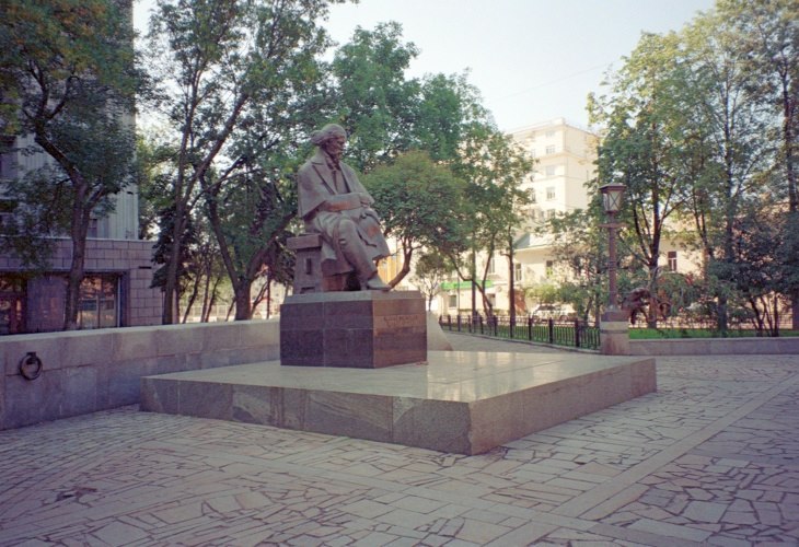 Одно время Покровка именовалась улицей Чернышевского, и в сквере у Покровских ворот остался памятник писателю. Фото: vk.com
