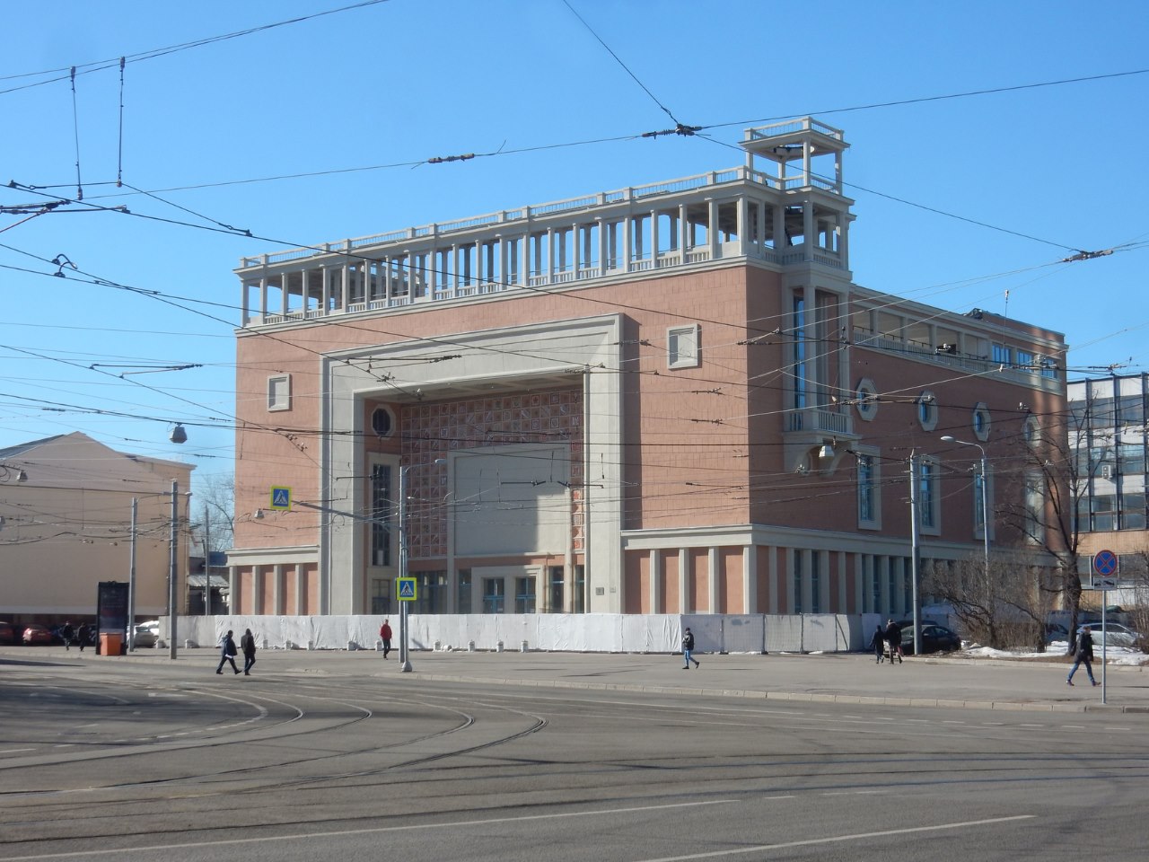 Кинотеатр «Родина» – памятник архитектуры в стиле постконструктивизма. Фото: © lana1501 / Фотобанк Лори