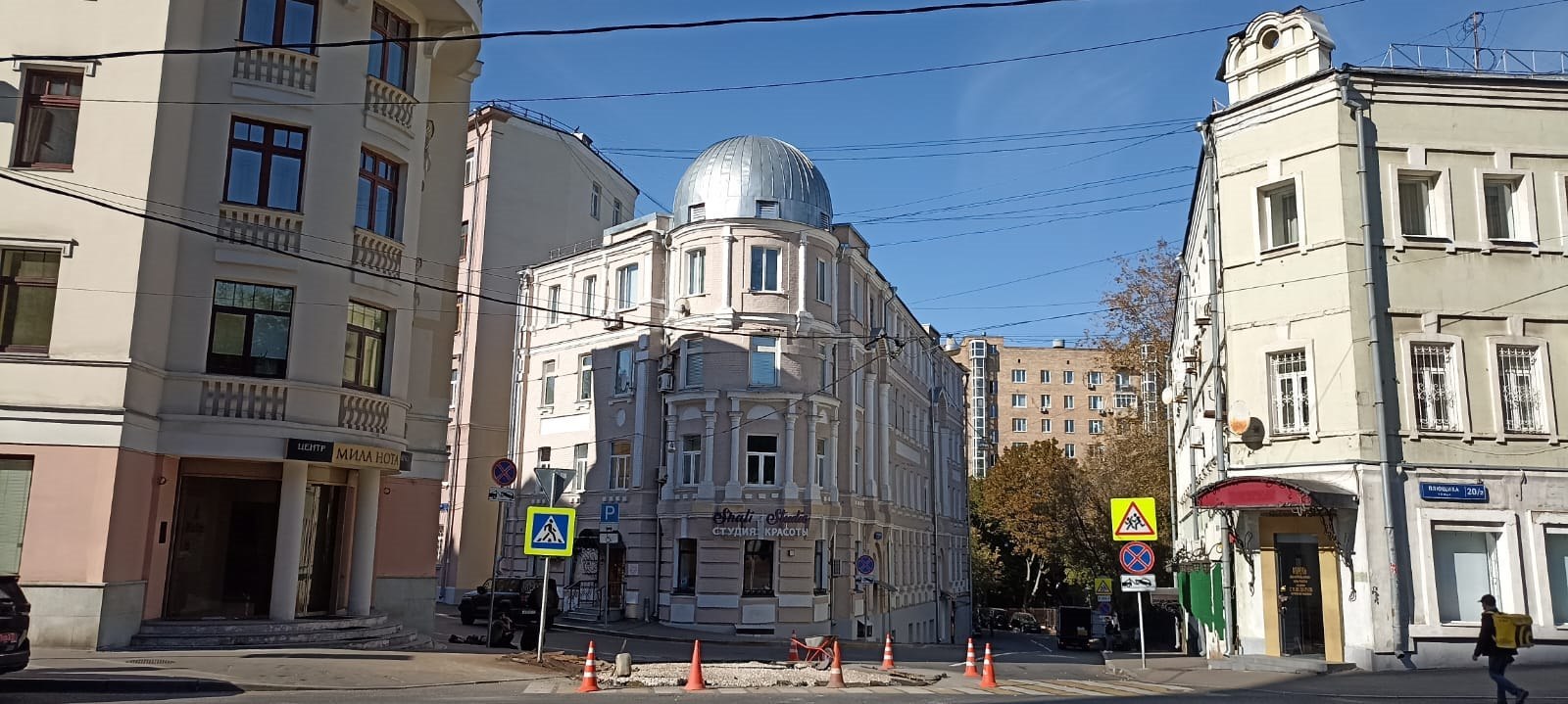 В доме справа жил Суриков. Фото: Мир Квартир