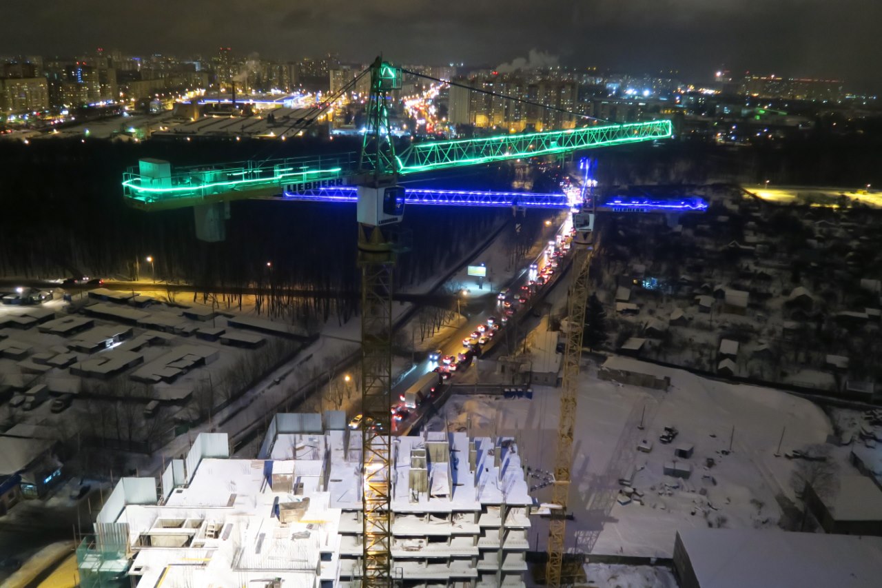 Стройки тоже в праздничной иллюминации. Фото: mosreg.ru