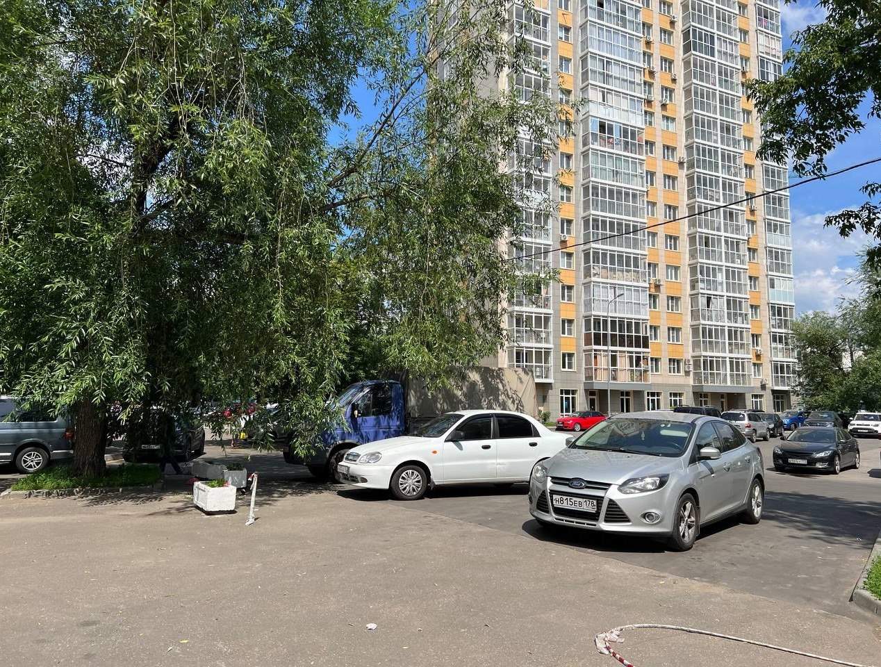 Проект парковки должен сохранить проезд для пожарных и скорой помощи. Фото: Мир Квартир