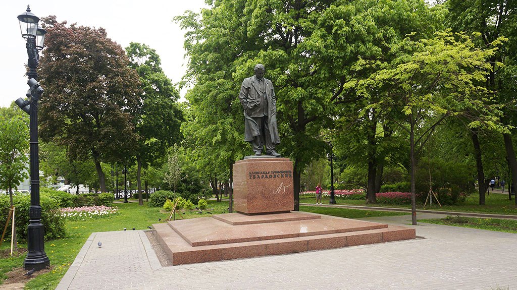 Памятник александру твардовскому. Страстной бульвар памятник Твардовскому. Нарышкинский сквер страстной бульвар. Александр Трифонович Твардовский памятник. Памятник Александру Твардовскому в Москве.