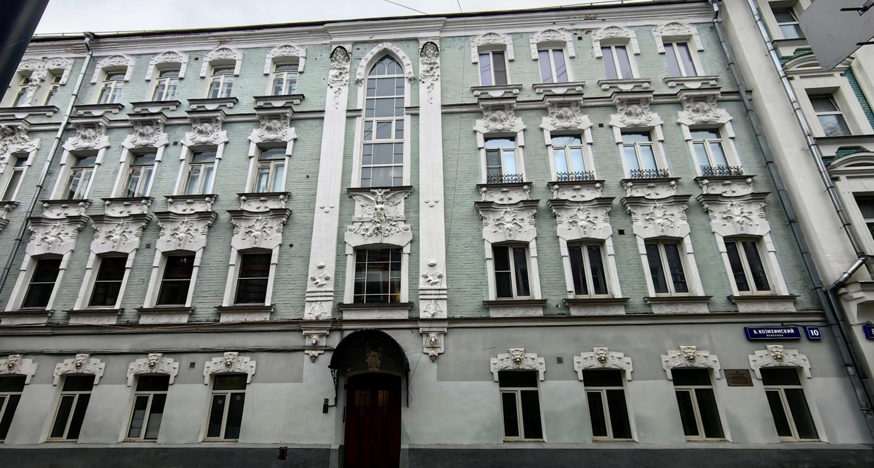 Доходный дом Клингсланда –  знаменитый «дом с рысями» архитектора Г. Иванова в Большом Козихинском. Фото: Мир Квартир