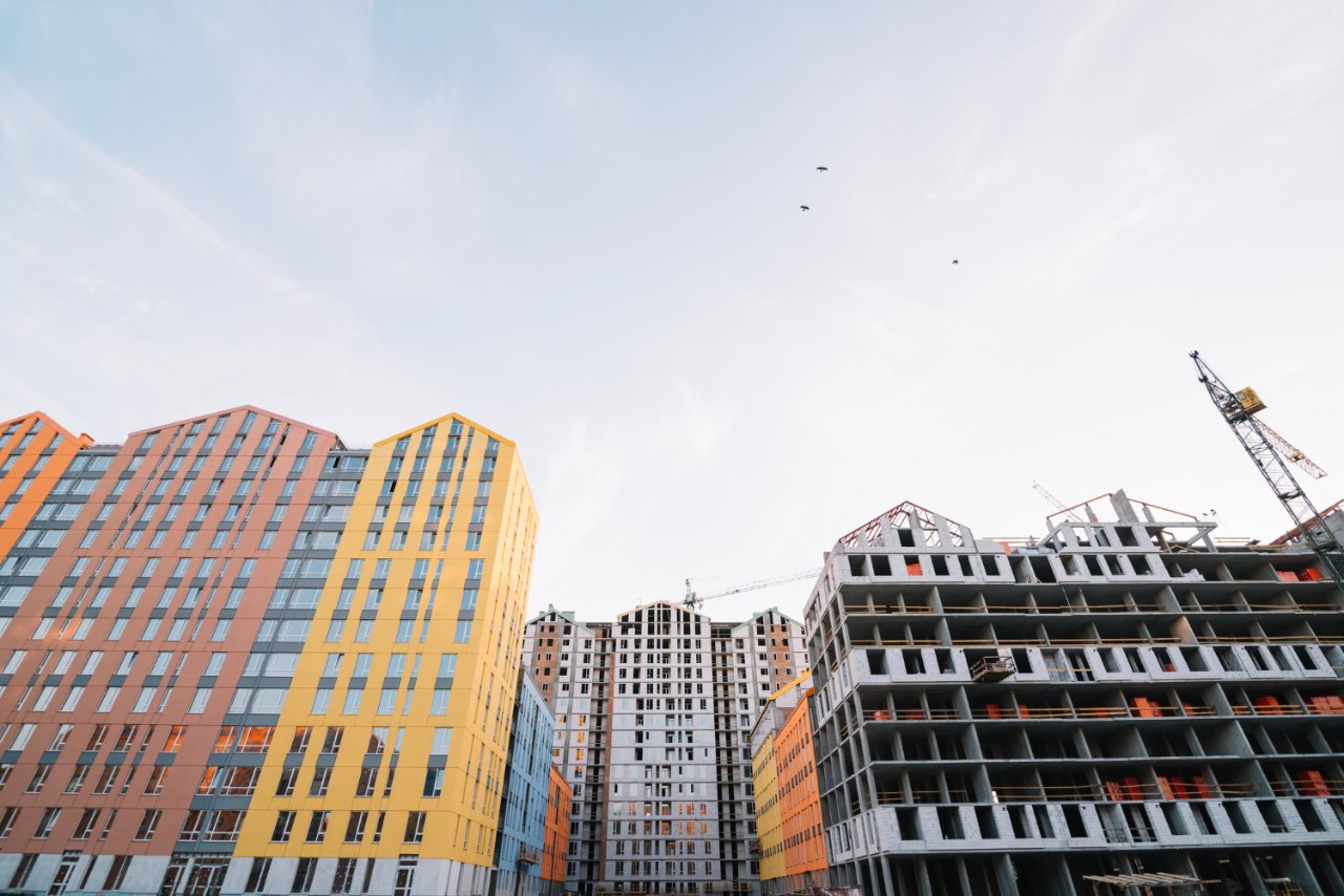 Основания для скидки при покупке квартиры в новостройке и на вторичном рынке отличаются. Фото: @freepik, ru.freepik.com