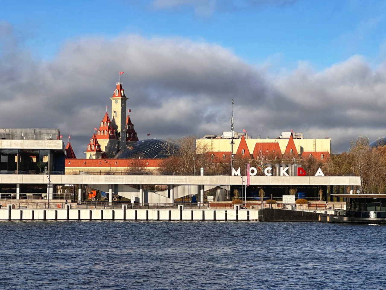 Южный речной вокзал и «Остров Мечты». Фото: Ника Чайкина для Мира Квартир