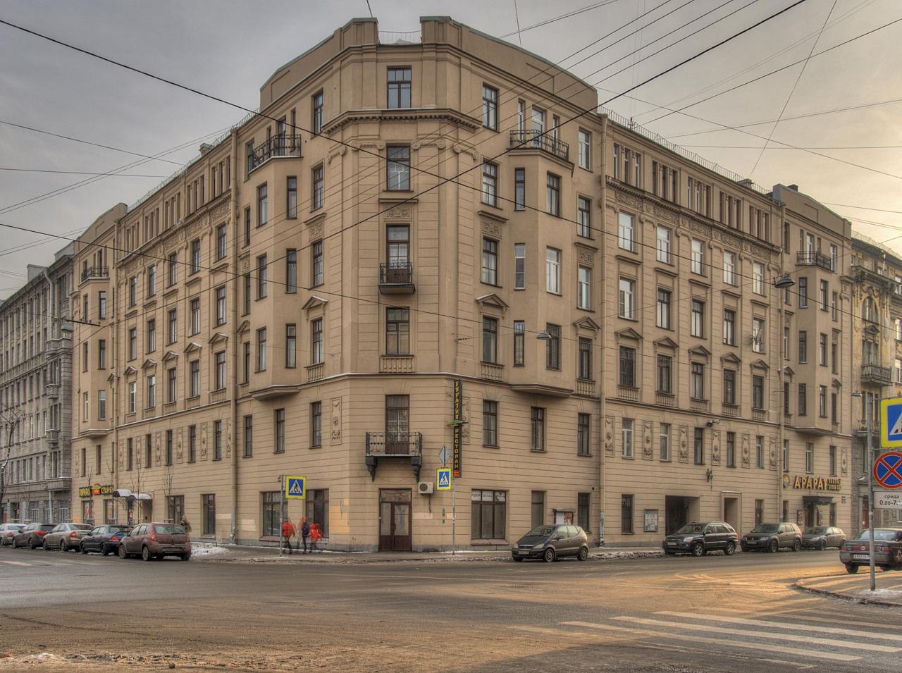Во времена Лермонтова этот дом был двухэтажным. Фото: citywalls.ru