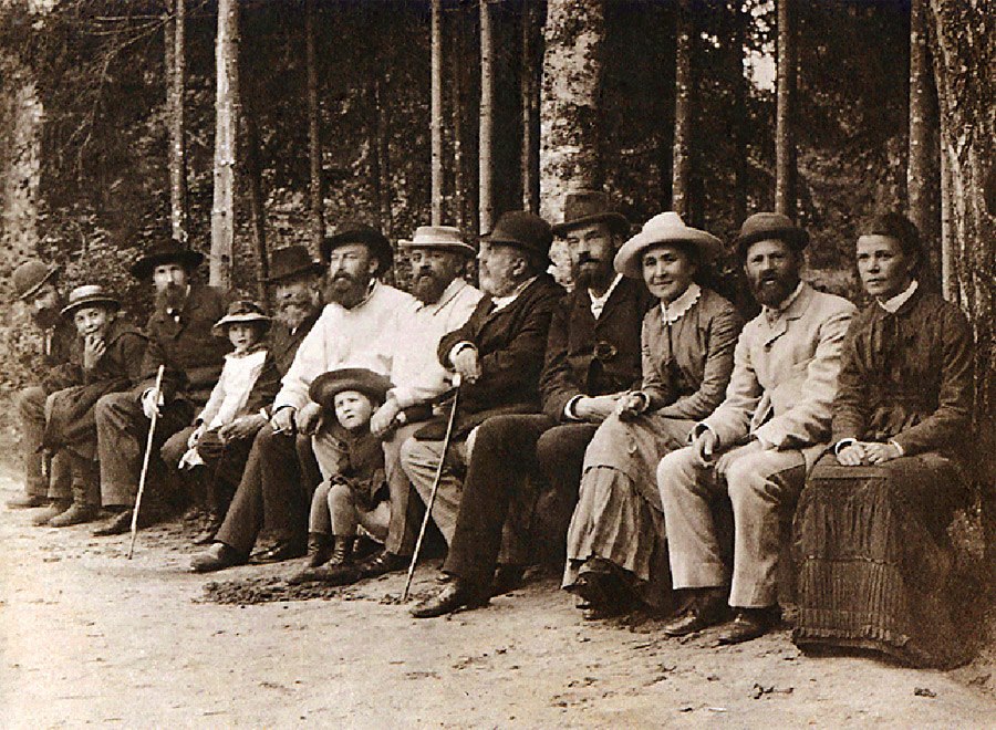 Савва Мамонтов и его кружковцы с женами и детьми. Фото: wikipedia.org