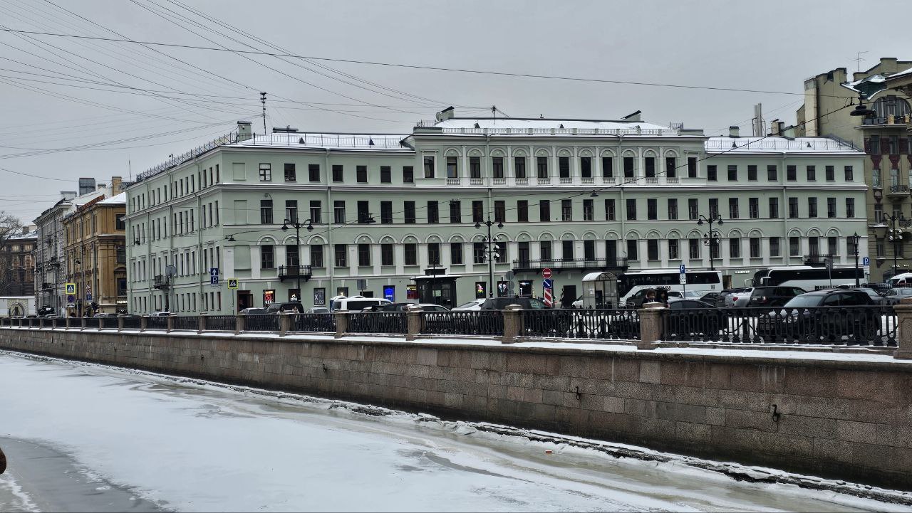 Если смотреть с Невского, дом №23 укрыт Казанским собором, а с канала виден весь. Фото: Мир Квартир