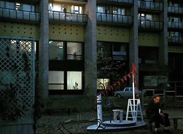 Новосельцев во дворе дома Калугиной ждет назначенного часа. Кадр из Служебного романа