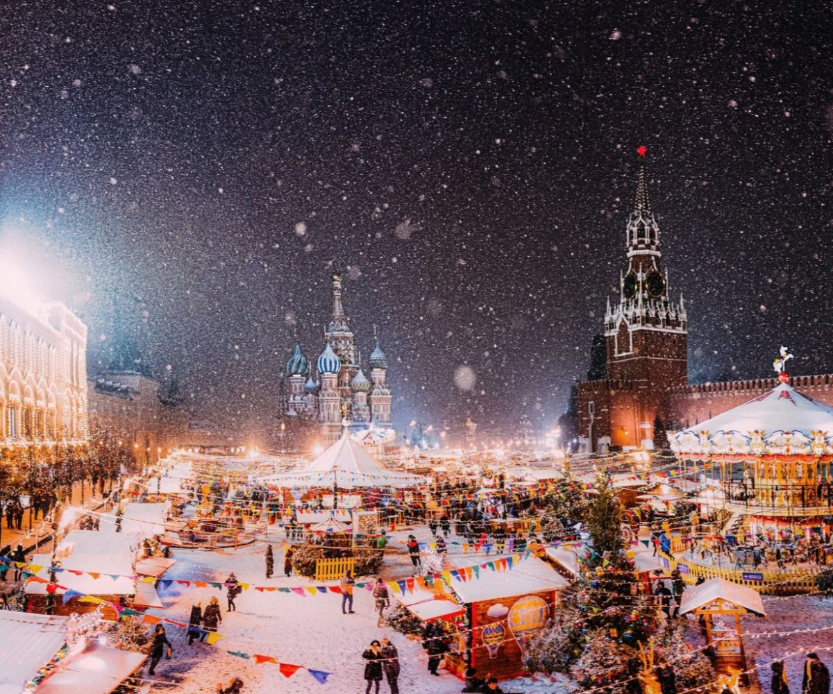 Праздничный маршрут: в Москве запустили новогодние трамваи РТ на русском